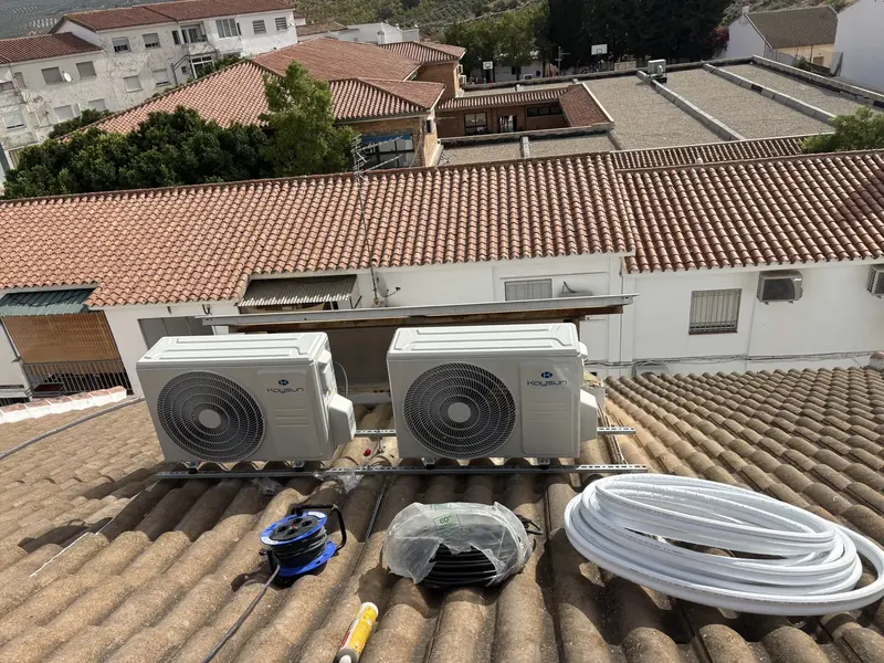 Instalación de unidades exteriores y líneas frigoríficas en cubierta